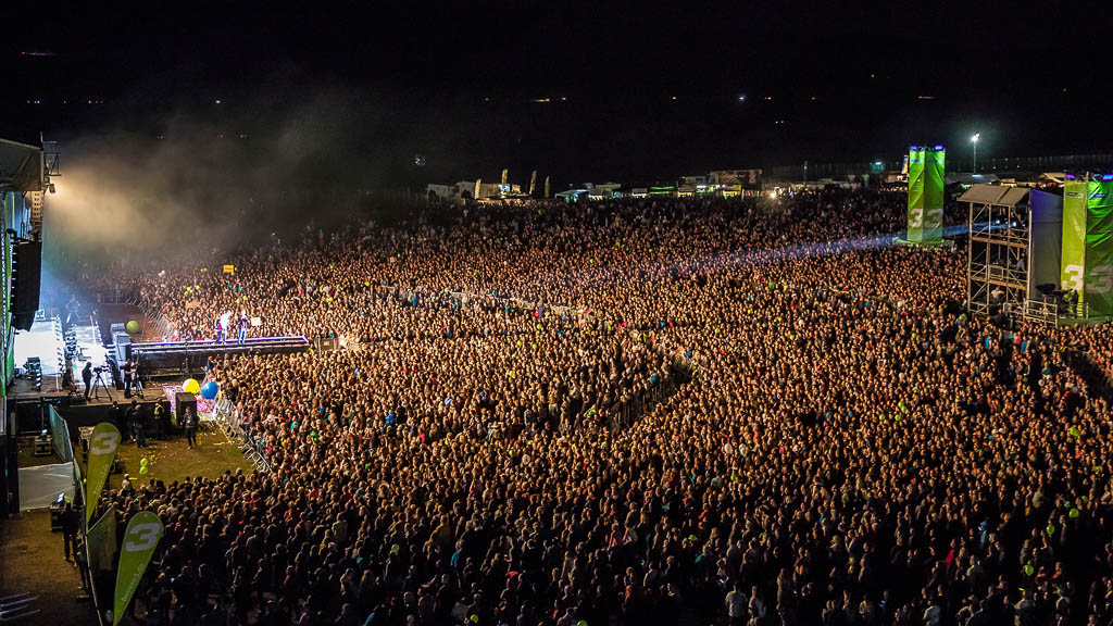 Was für ein Anblick: 80.000 vor der gigantischen BAYERN 3 Dorffest-Bühne © BAYERN 3